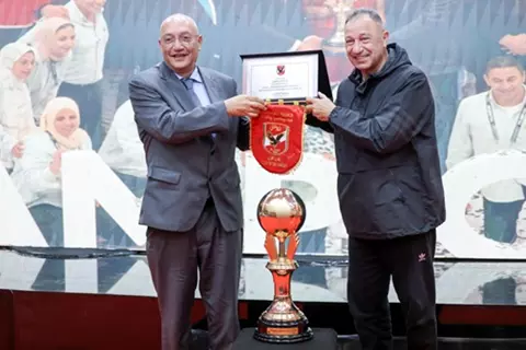 بسبب صفقة.. الخطيب يكرم رئيس سبورتنج في مقر الأهلي